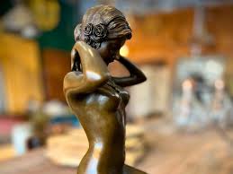 sculpture en bronze de femme