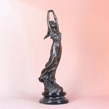 sculpture femme debout